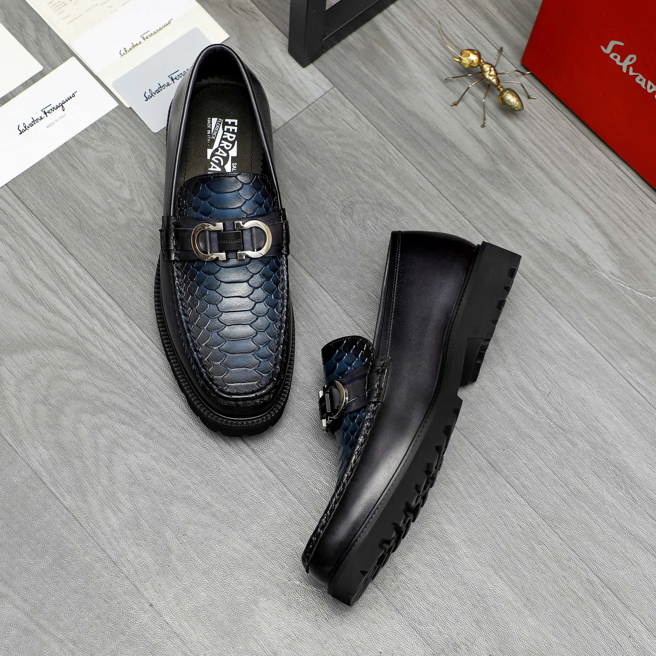 Men's shoes 💰540 Product trademark: Ferragamo "Ferragamo" business slip-on leather shoes Regular size: 38-44 (45.46 custom-made, non-returnable) Product materials: Selected high-quality color-brushed snake-print cowhide upper, cowhide lining, original outsole